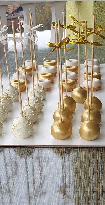 White And Gold Wedding Dessert Table, 50th Cake Pop Ideas, White And Gold Decorations Birthday, Champagne Color Dessert Table, Wedding Dessert Table White And Gold, Anniversary Cake Pops Ideas, All White And Gold Party, White And Gold Cakepops, Cake Pops White And Gold