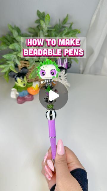 Doorable Pens Diy, Beaded Ink Pens Diy, Custom Pens Diy, Beaded Pen Wrap Patterns Free, Diy Pens Ideas, Doorables Crafts, Beadable Pen Ideas, Beaded Pens Diy, Bead Pens Diy