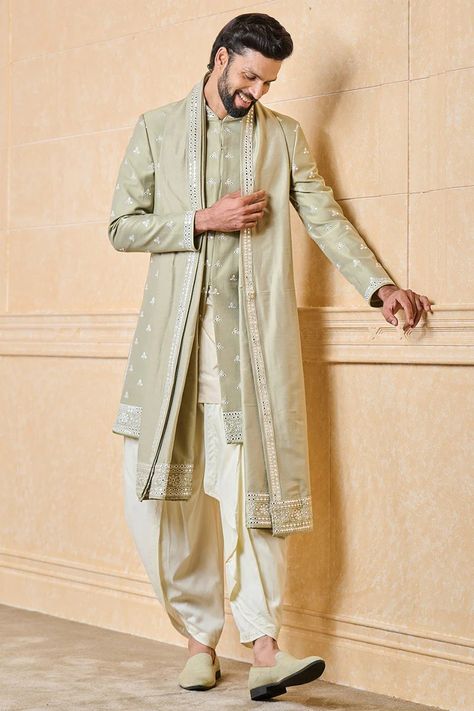 Kurta With Chunni Men, Tilak Ceremony Dress For Men, Dhoti Outfit Men, Pathani Kurta For Men Wedding, Unique Kurta Designs For Men, Dhoti Kurta For Men Indian Weddings, Sherwani Design For Men, Abhinav Mishra Mens Wear, Mehendi Outfits For Groom