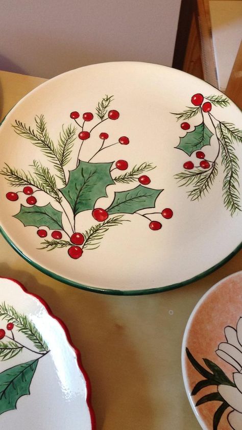 Pottery Christmas Plates, Painted Christmas Plates Diy, Christmas Plate Designs, Christmas Pottery Plate, Christmas Ceramic Painting Ideas, Pottery Painting Christmas Ideas, Christmas Ceramic Painting, Ceramic Tray Painting Ideas, Ceramic Painting Christmas