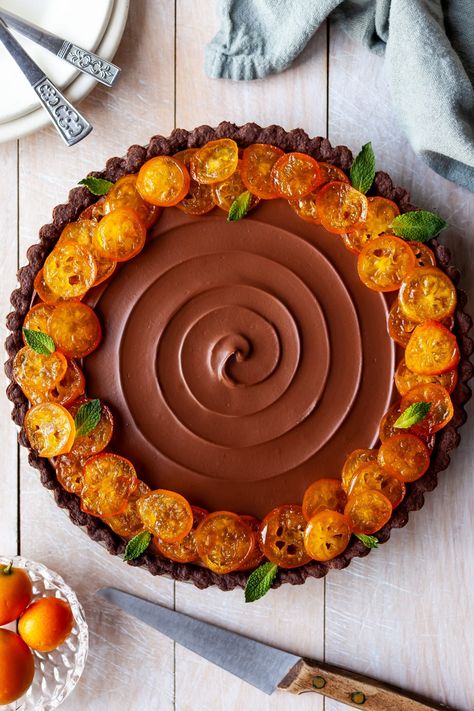 Chocolate Orange Tart, Chocolate And Orange Tart, Orange Tart, Vegan Tarts, Orange Mousse, Chocolate Crust, Chocolate Pastry, Creamy Corn, Desserts Vegan