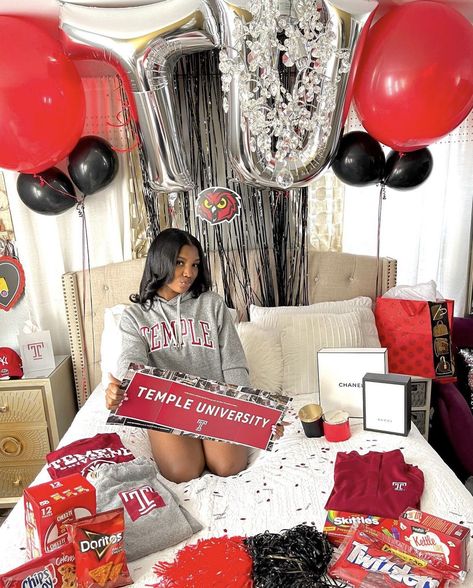 Commitment Day College Outfits, Decision Day Photoshoot, Trunk Party Ideas College, Graduation Party University, College Pics, College Announcements, College Acceptance Letter, College Bed, Decision Day