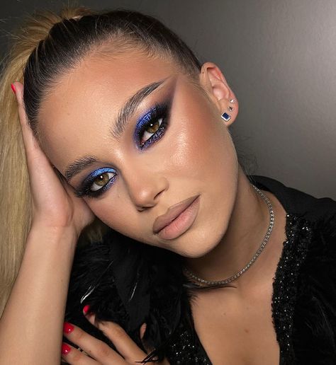 Trucco da Sera - Smokey Eyes Blu Blue Smokey Eye, Inspo Makeup, Makeup For Moms, Makeup Shades, Creative Makeup Looks, Glamour Makeup, Smokey Eyes, Kiss Makeup, Smokey Eye Makeup