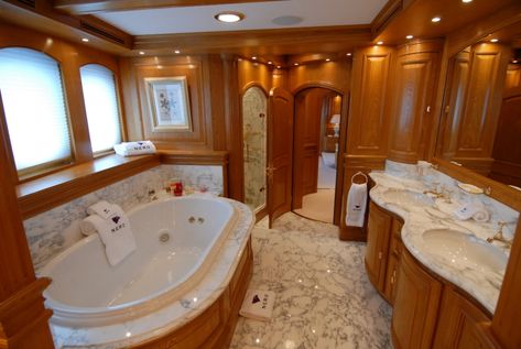 Cruise Bathroom, Yacht Bathroom, Luxury Yacht Interior, Interior Design Bathroom, Sailboat Interior, Yacht Interior Design, Bathroom Store, Mega Yacht, Yacht Interior