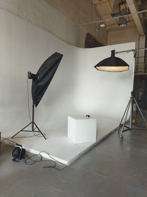 Photo Studio Small Spaces, Photo Studio Inspiration, Industrial Photography Studio, Studio Set Up Photography, Photography Studio Office, Photography Studio Setup Small Spaces, Small Space Studio, Garage Photography Studio, Photo Studio Interior Design