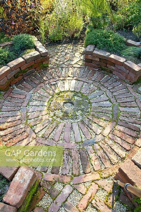 Brick pattern Brick Patio, Herb Garden Design, Brick Garden, Walled Garden, Have Inspiration, Brick Patios, Pergola Patio, Garden Pathway, Shade Garden