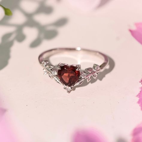 Red Promise Rings For Her, Red Ring Aesthetic, Gothic Promise Rings, Promise Rings Aesthetic, Promise Ring Aesthetic, Heart Rings Engagement, Pretty Promise Rings, Red Wedding Rings, Wedding Rings Heart