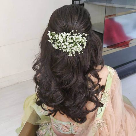 Easy Peasy Mehendi Hairstyle Ideas For Brides And Bridesmaids #shaadiwish #bridalhairstyle #openhairstyle #curls #hairaccessoires #hairstyleideas #mehendihairstyle Bridal Hairstyle For Short Hair, South Indian Hairstyle, Simple Bridal Hairstyle, South Indian Wedding Hairstyles, Reception Hairstyles, Hairstyle For Short Hair, Intricate Braids, Hairstyle For Short, Bridal Hairstyle Indian Wedding