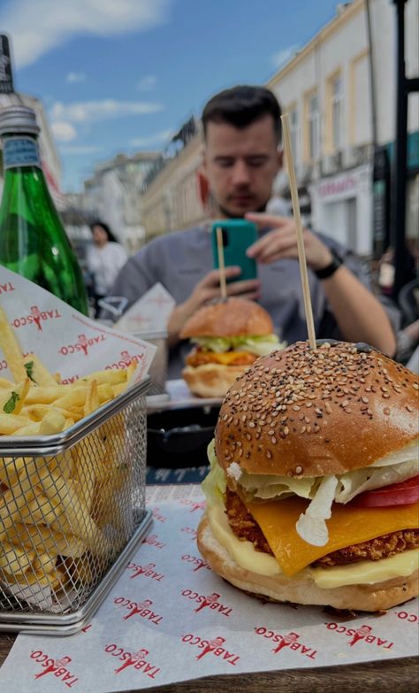 Burger Aesthetic Instagram Story, Burger Instagram Story, Crispy Burger, Burger Food, Story Aesthetic, Instagram Story Ideas, Insta Story, Instagram Aesthetic, Instagram Story