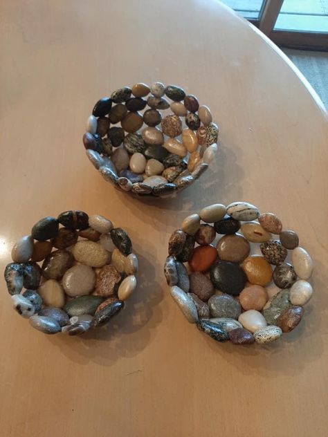 Gluing Rocks To Wood, Crafts With Small Rocks, Crafts With Polished Rocks, Diy With Stones, Crafts With Pebbles, River Rock Crafts Diy Projects, Things To Make With Rocks, Tumbled Rock Projects, Polished Rocks Projects