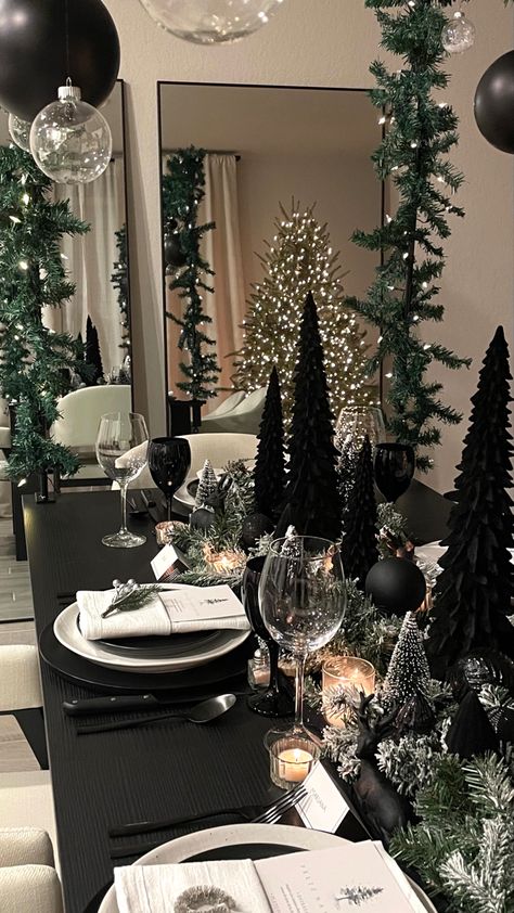 Black Christmas Decorations, Exterior Christmas, Christmas Tree Decorating Themes, Christmas Homescreen, Christmas Dinner Table, Glam Christmas, Dark Christmas, Christmas Decor Inspiration, Christmas Themes Decorations