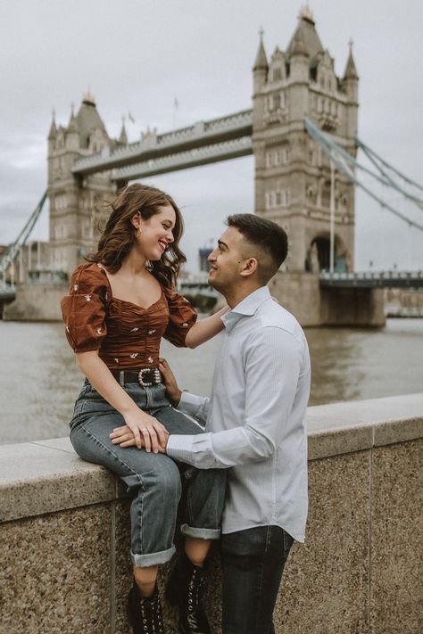 London Bridge Couple Photography, London Couple Photography, Couple Poses In London, London Bridge Picture Ideas, Tower Bridge Couple Photo, Couple Photoshoot In London, Couples In London, Engagement Photos In London, London Photo Ideas Couple