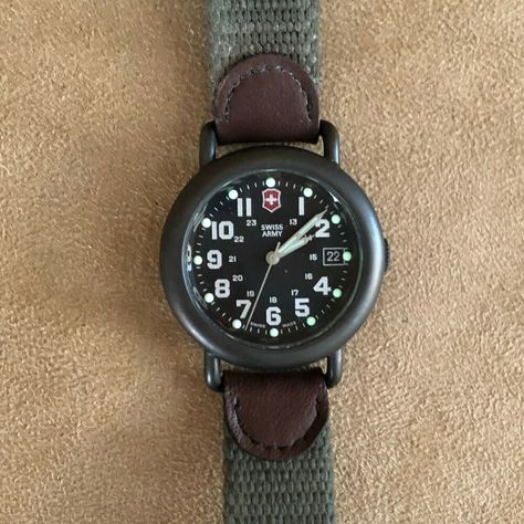 Victorinox Watches, Black Rubber Bands, Army Watches, Swiss Army Watches, Victorinox Swiss Army, Used Watches, Army Men, Smart Casual Outfit, Swiss Army