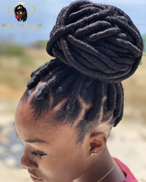 Check out @simonelovee❤️ Easy Protective Styles, Neat Bun, Brazilian Wool Hairstyles, Voice Of Hair, Hair Threading, Cornrows Braids For Black Women, Short Box Braids Hairstyles, Hair Elixir, Natural Hair Stylists