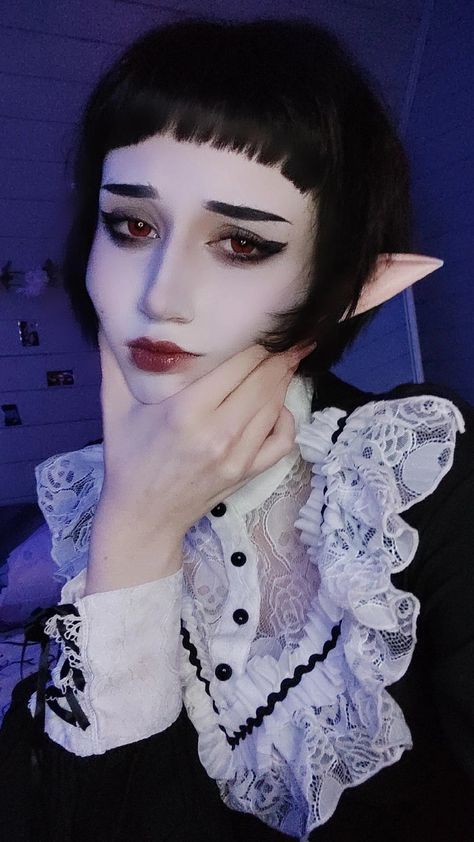 Vampire girl Vampire Cosplay Aesthetic, Vampire Cosplay Makeup, Light Vampire Makeup, Douyin Vampire Makeup, Vampiric Makeup, Victorian Vampire Makeup, Goth Vampire Makeup, Vampire Girl Aesthetic, Gothic Vampire Makeup