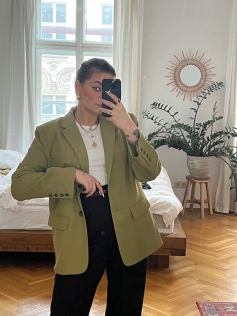 Green Crop Blazer Outfit, Green Blazer Work Outfit, How To Style A Green Blazer, Olive Blazer Outfits For Women, Green Suit Outfit For Women, Dark Green Blazer Outfit For Women, Green Leather Blazer Outfit, Green Linen Blazer Outfit, Outfit With Green Blazer