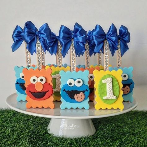 Rice krispies 💙💚💛❤️ . . . #sesamestreet #cookiemonsterricekrispies #sesamestreetricekrispies #cookiemonster #firstbirthday… Sesame Street Rice Krispie Treats, Elmo Treats, Sesame Street Birthday Cakes, Sesame Street Cake, Elmo Sesame Street, Sesame Street Birthday, Treat Ideas, Rice Krispie Treats, Rice Krispie