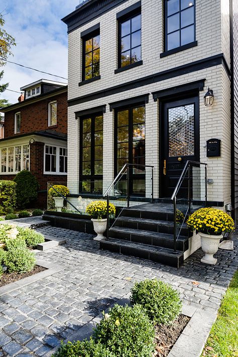 Toronto Houses, Townhouse Exterior, Canada House, Modern Townhouse, Townhouse Designs, Narrow House, Black Windows, House Outside Design, Row House