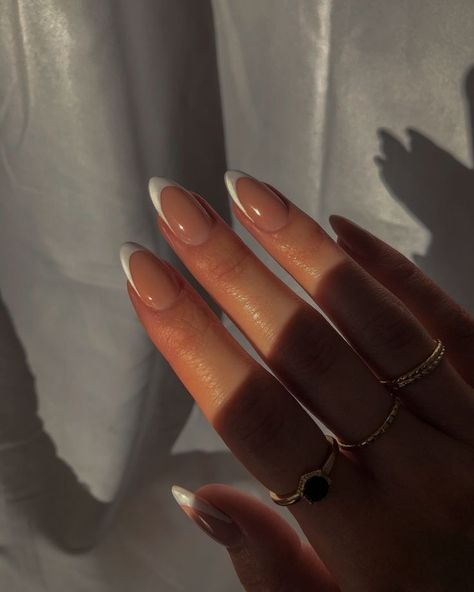 Nails Formal Classy, Minimal French Nails Almond, Minimal French Tip Nails Almond, Simple Clean Nails Acrylic, Fresh Clean Nails, French Classy Nails, Minimalist Nails Almond French Tip, Baddie Ballerina Nails, Clean Manicure Classy