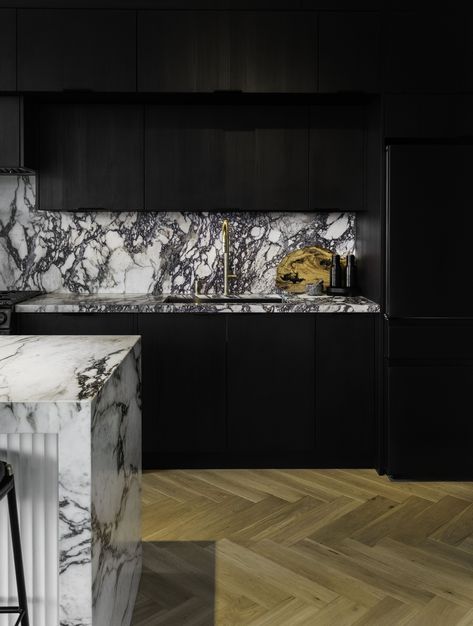 Project designed and renovated by Phoenix Grey https://www.phoenixgreydesign.com/ Kitchen With Black Cabinets, Kitchen With Marble, Black Modern Kitchen, White Marble Kitchen, Grand Kitchen, Black And White Kitchen, Kitchens Luxury, Dream Kitchens Design, Home Luxury