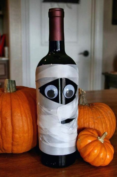 Mummy wine bottle Diy Halloween Party, Dekorasi Halloween, Halloween Party Decor Diy, Halloween Fest, Adult Halloween Party, Wine Bottle Diy Crafts, Halloween Dinner, Wine Bottle Diy, Halloween Party Diy