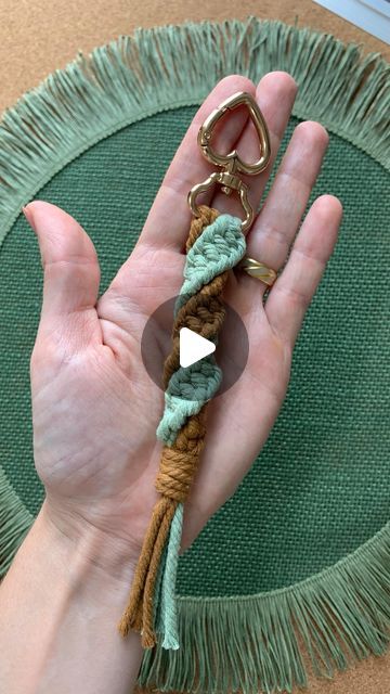 Macrame Keychain Ideas, Diy Keychain Ideas How To Make, Macrame Patterns Tutorials Videos, Diy Macrame Keychain Tutorials, Makramee Keychain, Macrame Keychain Diy Tutorials, Spiral Knot Macrame, Easy Macrame Keychain, Thread Keychain