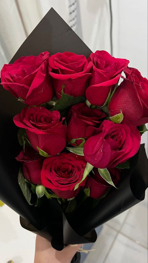 #valentines #valentinesday #valentinesdaydecorations #valentinesdaygifts #valentinesdaydecor #roses #rosesaesthetic #flower #bouquet Red Rose Pictures, Roses For Her, Hot Chocolate Sign, Dozen Red Roses, Red Roses Wallpaper, Floral Wallpaper Iphone, Red Rose Bouquet, Boquette Flowers, Flower Video