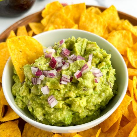 This super tasty 5-minute guacamole is made without cilantro and tomatoes. Make it the next time you need a quick appetizer! Guacamole Recipe Without Cilantro, Make Guacamole Easy, Guacamole Recipe Without Tomato, No Cilantro Guacamole Recipe, Guacamole Recipe No Onion, Herb Chicken Breast, Traditional Guacamole Recipe, Breakfast Vegetables, Easy Pasta Sauce