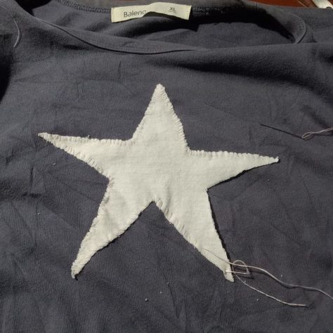 Bleached Star Shirt, Star Patch Shirt, Diy Star Shirt, Star Clothes, Diy Y2k, Christmas Core, Customised Clothes, Bleach Shirt Diy, Bleach Drawing