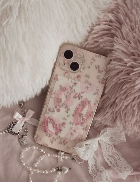 Classy Iphone Case, Phone Wallpapers Vintage, Pink Wallpaper Girly, Iphone Obsession, Pink Iphone Cases, Iphone Cases Cute, Pretty Iphone Cases, Pink Cases, Girly Bags