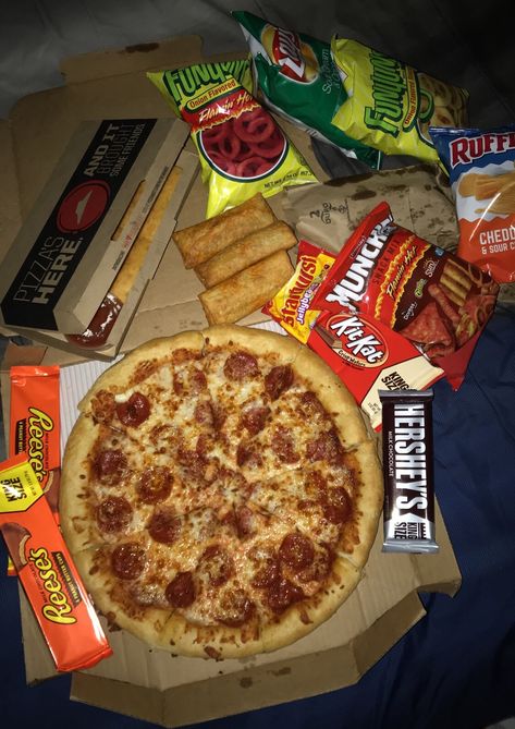 Pizza Hut! Burritos! Munchies! Movie night with my husband and our kids! Store Bought Meals, Snack Shack, Movie Night Snacks, Resep Diet, Sleepover Food, Night Food, Junk Food Snacks, Pizza Hut, Food Goals