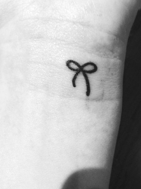 Dr Tattoo, Bow Tattoo Designs, Simple Tattoos For Women, Bracelet Tattoo, Bow Tattoo, Henna Tattoo Designs Simple, Simple Tattoo Designs, Small Tattoos Simple, Tattoo Simple