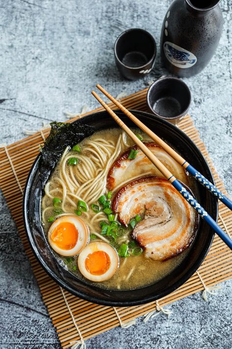 Ramen Reference Photo, Tonkotsu Ramen Aesthetic, Ramen Bowl Photography, Food Ramen Aesthetic, Yummy Food Ramen, Easy Tonkatsu Ramen, Food Dishes Photography, Japanese Cuisine Photography, Traditional Japanese Dishes