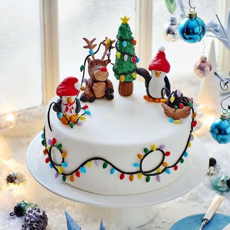 Christmas Cake Decorating, Christmas Cake Designs, Gingerbread Latte, Light Cakes, Christmas Cake Decorations, Xmas Cake, Christmas Cake Recipes, Cocktail Sticks, Christmas Cakes