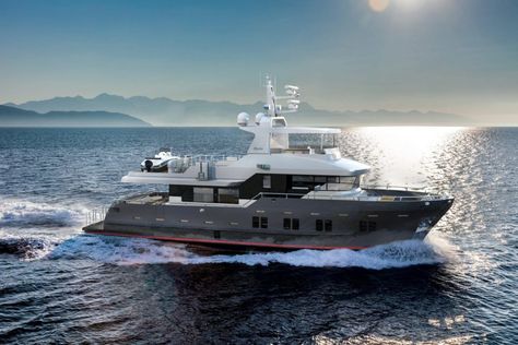 Meet the Bering 72: a versatile explorer yacht designed for owner-friendly navigation and family expeditions. Trawler Yacht, Expedition Yachts, Explorer Yacht, Deck Layout, Small Yachts, Guest Cabin, Lower Deck, Bigger Boat, Yacht Boat