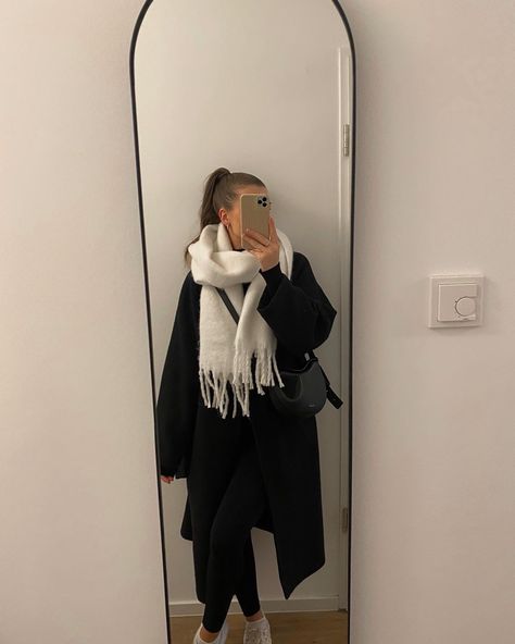 Big White Scarf Outfit, Large Scarf Outfit, White Scarf Outfit, Chunky Scarf Outfit, Big Scarf Outfit, Long Jacket Outfit, Blanket Scarf Outfit, Black Coat Outfit, Scarf Outfit Winter