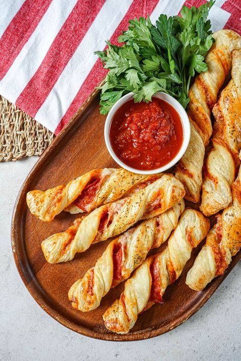 Recipe For Puff Pastry, Puff Pastry Sticks, Puff Pastry Recipes Appetizers, Pizza Twists, Puff Pastry Twists, Bread Twists, Puff Pastry Pizza, Pastry Pizza, Pizza Sticks