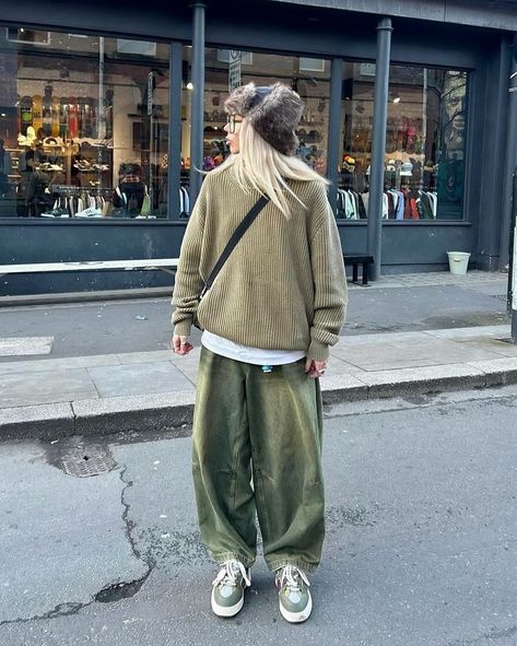 How about her color? 🫛 Outfit info 👇🏻 • • • 📸 @daisybirchalll 🇬🇧 👔Top : runge 👖Bottom : the ragged priest 👞Shoes : clints 👜Bag : carhartt • • • • • • fur bucket hat, light khaki knit, baggy khaki jeans, cross bag, khaki sneakers, women’s outfit, united kingdom Khaki Color Outfit, Khakis Outfit, Fur Bucket Hat, Khaki Jeans, Streetwear Essentials, Ragged Priest, Outfits Streetwear, Cross Bag, Khaki Color