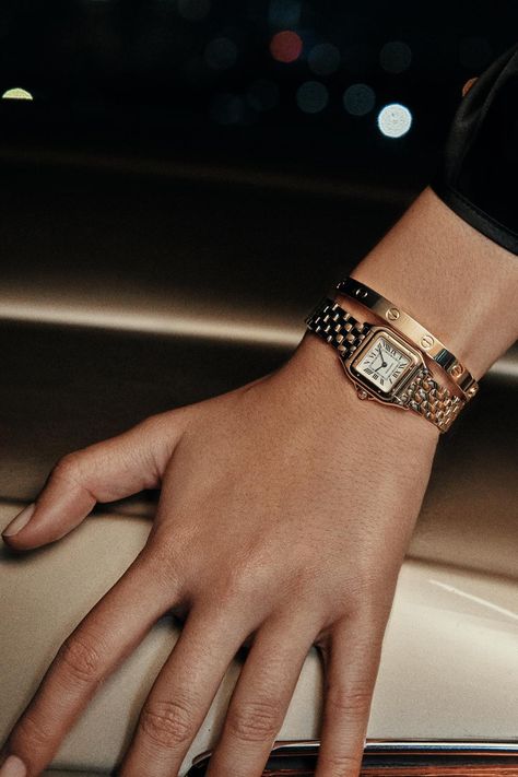 Cartier, Rolex, Audemars Piguet, Omega... Que vaut votre montre vintage en cette fin d'année ? Jewellery Styling, Cartier Watches Women, Watches Women Black, Looks Kate Middleton, Fancy Watches, Rolex Women, Cute Watches, Cartier Panthere, Retro Watches