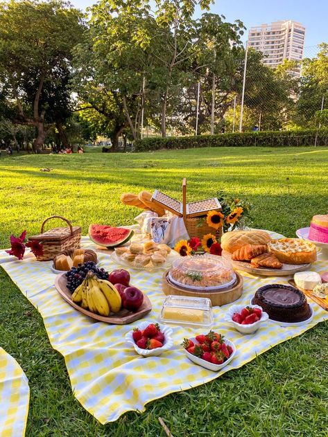 Picnic Aesthetic For Two, Picnic Aesthetic Cottagecore, Picnic Setting Ideas, Picnic Decorations Outdoor, Picnic Birthday Party Aesthetic, Outdoor Picnic Ideas, Picnic Food Ideas Aesthetic, Birthday In The Park, Healthy Picnic Food Ideas