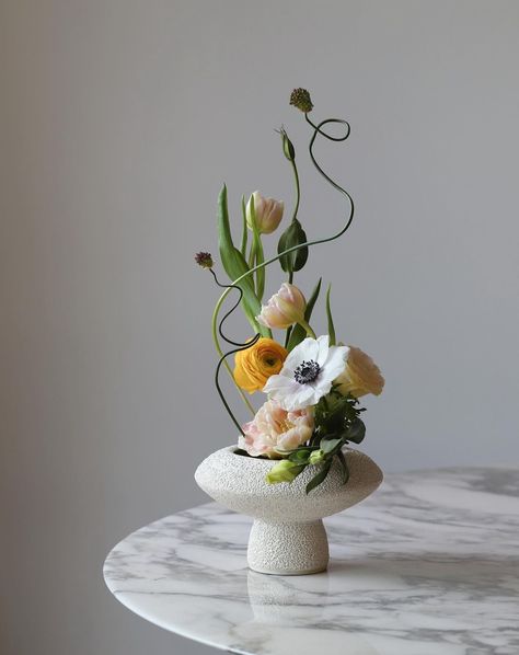 Ikebana Bouquet Wedding, Minimalistic Floral Arrangement, Flower Arrangements Minimalist, European Floral Arrangements, Sculptural Flower Arrangement, Ikebana Wedding Table, Ikebana Wedding Flowers, Avant Garde Floral Arrangements, Abstract Floral Arrangements