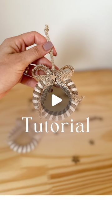 Macrame Christmas Crafts Diy, Christmas Decor Macrame, Macrame Christmas Decorations Tutorial, Macrame Christmas Decorations Diy, Unique Macrame Ideas, Macrame Christmas Decorations, Christmas Gift Wrapping Diy, Diy Natal, Christmas Decorations Diy Crafts