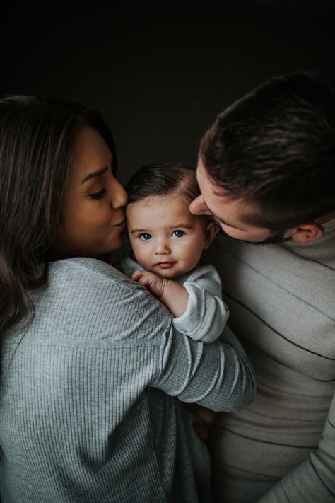 Studio Family Portraits, Family Potrait, Family Photo Studio, First Family Photos, Mother Baby Photography, Family Studio Photography, Family Photos With Baby, Family Photoshoot Poses, Indoor Family