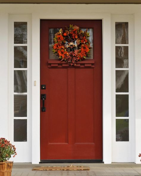 Burnt orange/rust front door Craftsman Front Door, Brown Front Doors, Orange Front Doors, Shutter Colors, Rustic Front Door, Red Front Door, Front Door Entryway, Front Door Paint Colors, Farmhouse Front Door