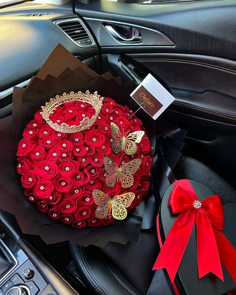 Imagine receiving a 100 Roses Ramo Buchon 😍🥰 surprise her this Valentines Day with this 100 Roses Bouquet 😍❤️ the Queen Deserves it ❤️ Dm… | Instagram 100 Roses Bouquet, Graduation Money Bouquet, Money Rose Bouquet, Roses Bouquet Gift, 100 Roses, Pretty Flowers Pictures, Ribbon Flowers Bouquet, Money Rose, Birthday Flowers Bouquet