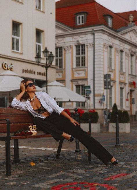 City Model Photography, Photoshoot Ideas In The City, Street Poses Men, Street Photoshoot Poses Women, Street Style Poses, Fashion Poses Photography, Street Photography Poses Women, City Photoshoot Ideas, Street Poses