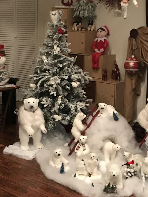 Silver Christmas Decorations, Christmas Tree Decorating Themes, Polar Bear Christmas, Christmas Tree Inspiration, Cool Christmas Trees, Woodland Christmas, Indoor Christmas Decorations, Indoor Christmas, Polar Bears