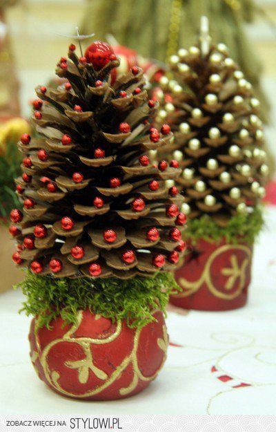 Pine Cone Christmas Decorations, Mini Christmas Tree Decorations, Pinecone Crafts Christmas, Christmas Tree Pictures, Pine Cone Christmas Tree, Christmas Pine Cones, Cone Christmas Trees, Christmas Idea, Pine Cone Decorations