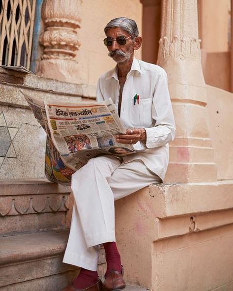 TASCHEN on Instagram: "📷 Jaipur, Rajasthan / © Scott Schuman An intoxicating mix of color, pattern, and texture, ‘The Sartorialist: India’ is a photographic tribute to the country’s diversity and splendor. Famed American photographer and blogger Scott Schuman journeyed to India many times to capture its wildly idiosyncratic styles, whether on the streets, in markets, on the cricket fields, or at residences in cities like Delhi, Jaipur, Pushkar, and Mumbai. Schuman’s affinity for his subjects is Indian Street Style, Street Style India, Sketching People, Vibe Board, Scott Schuman, Street Photography People, Sketch Reference, Figure Studies, India Street