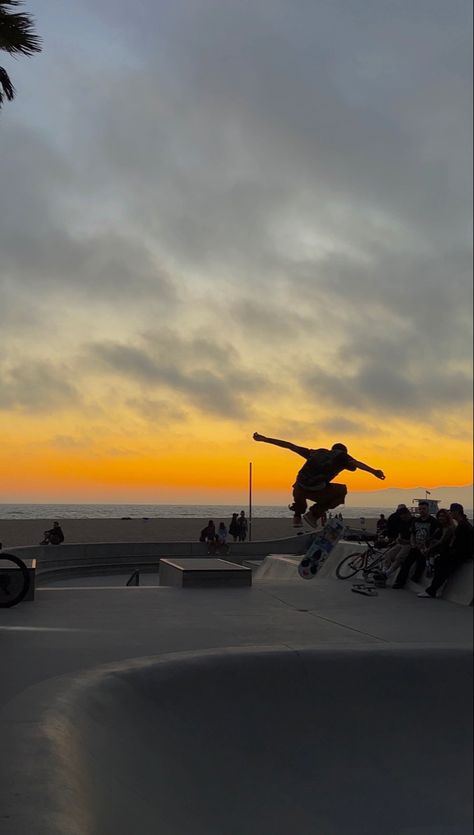 Skateboard Wallpaper Aesthetic, Sunset Skateboarding, Sunset Vibes Aesthetic, Sunset In California, Skateboard Wallpaper, Skateboard Aesthetic, Skater Vibes, Vintage Skateboards, Sunset Vibes